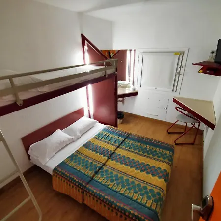 Thania Hotel 2*